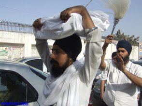 Singhs removing Guru Granth Sahib Saroops from Mandar