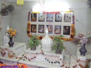 Dera Daata Darbar, Delhi - Palkis for Geeta and Ramayan next to Guru Granth Sahib Saroop