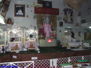 Krishna Dham Mandar- Beadbi of Guru Granth Sahib Saroops - Note large Singhasan on right