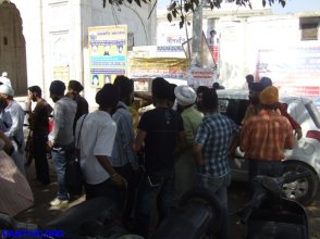 Dera Daata Darbar, Delhi - Sevadars removing Guru Granth Sahib Saroops