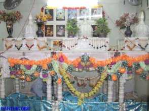 Dera Daata Darbar, Delhi - Palkis for Geeta and Ramayan next to Guru Granth Sahib Saroop
