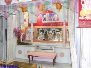 Dera Daata Darbar, Delhi - Shrine of shoes and sandals of Hindu Babas next to Guru Granth Sahib Saroop