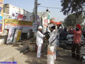 Singhs removing Guru Granth Sahib Saroops from Mandar