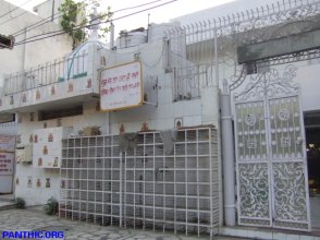 Krishna Dham Mandar- Beadbi of Guru Granth Sahib Saroops - Note large Singhasan on right