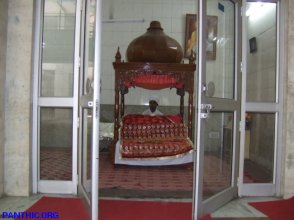 Dera Daata Darbar, Delhi - Akhkand Patth of Guru Granth Sahib in Mandar